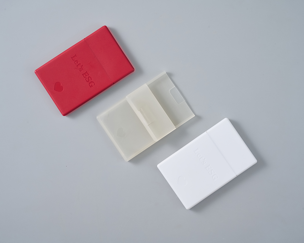 台積電與大豐環保合作,將廢棄晶舟盒再製為再生名片盒,展現企業永續設計與循環利用精神|TSMC collaborates with Da Fon to upcycle discarded wafer boxes into recycled business card cases, promoting sustainable corporate design.